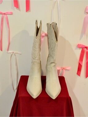 Steve Madden White Embroidered Western Heeled Boots Size 10